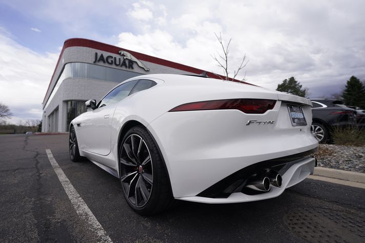 F-Type-bíll fyrir utan Jaguar-umboð í Littleton í Kóloradó. Jaguar Land Rover hefur gert tímabundið hlé á bílasendingum til Bandaríkjanna.