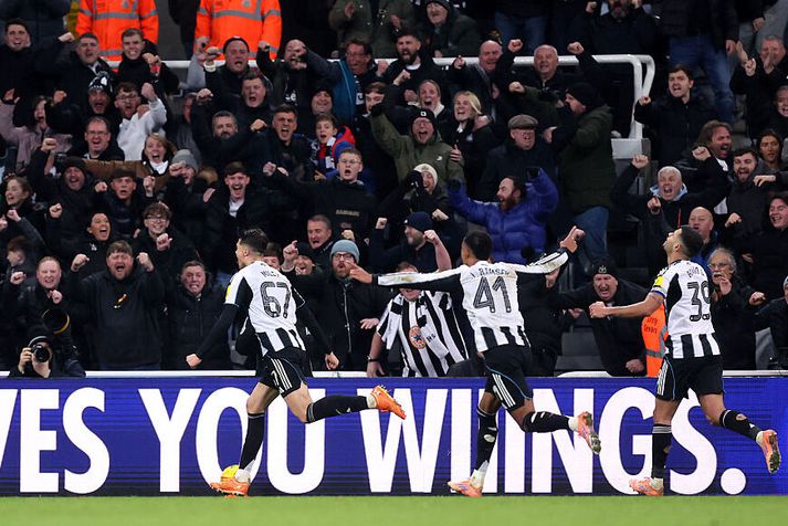 Gleðin var ósvikin eftir sigurmark Miley í Newcastle.