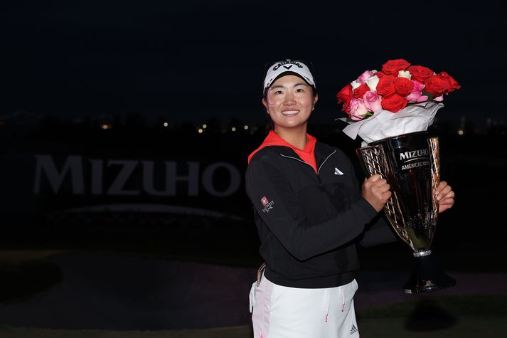 Rose Zhang með bikarinn sem hún fékk fyrir að vinna Mizuho Americas Open.