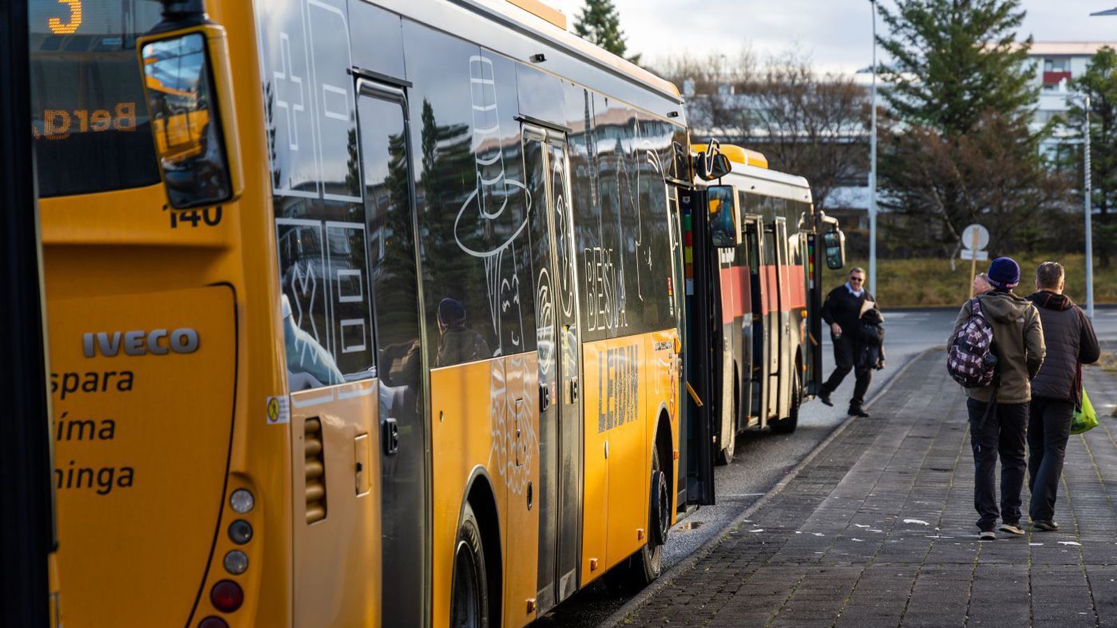 Strætis­vagni ekið á leikskólastarfsmann og barn