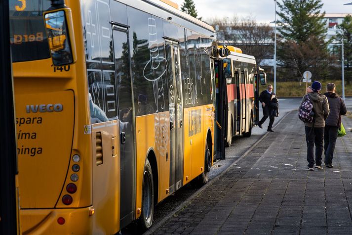 Strætó ekur þrisvar sinnum til Hafnarfjarðar að nóttu til.