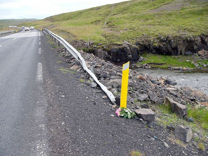 Banaslys varð við þjóðveg 1 árið 2006 þegar ökumaður missti stjórn á bíl sínum með þeim afleiðingum að bíllinn flaug af vegriðinu og í ána. Vegriðsendinn hefur verið lagfærður.
