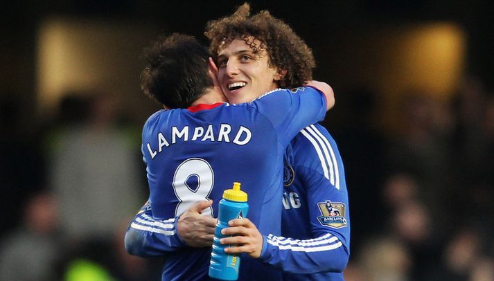 Frank Lampard faðmar David Luiz í leik Chelsea.