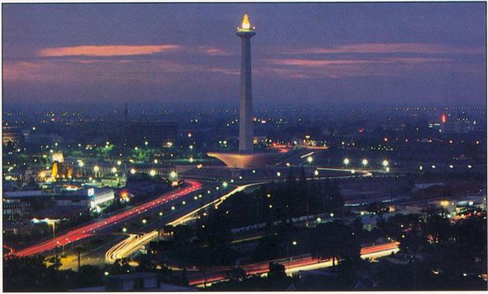 Jakarta sveipuð næturhúmi.