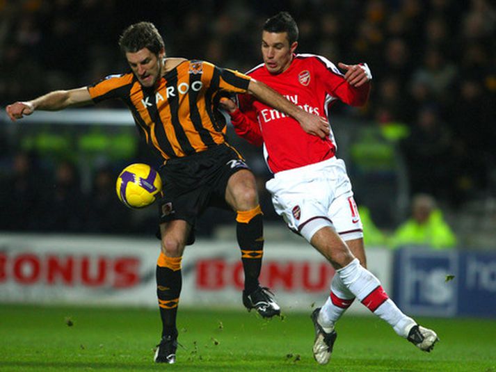 Robin van Persie átti stórleik í liði Arsenal í dag. Hér er hann í baráttu við Sam Ricketts, leikmann Hull.