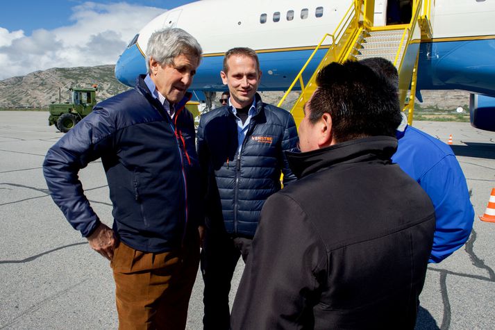 John Kerry lentur í Kangarlussuaq, eða Syðri-Straumfirði, á Grænlandi, í fylgd utanríkisráðherra Danmerkur. Forsætis- og utanríkisráðherra Grænlands taka á móti Kerry.