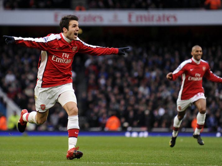 Cesc Fabregas fagnar fyrra marki sínu á móti Aston Villa.