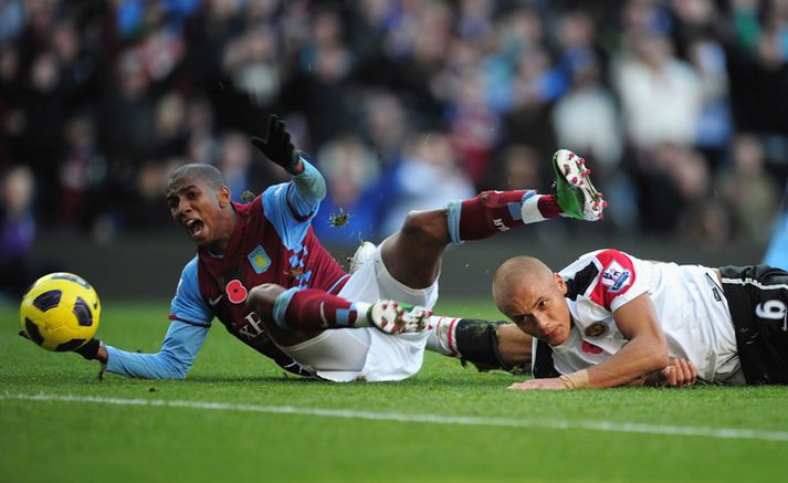 Ashley Young fiskar hér víti í dag.