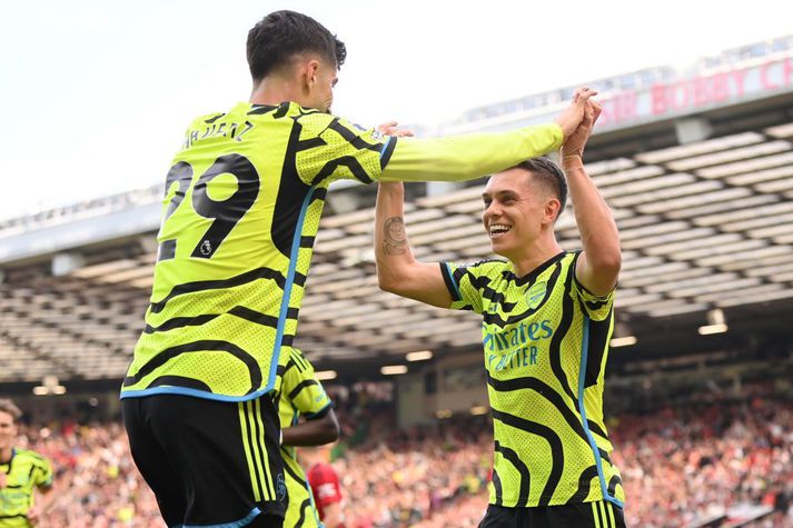 Kai Havertz og Leandro Trossard fagna eftir að hafa komið Arsenal yfir í fyrri hálfleiknum á Old Trafford í dag.