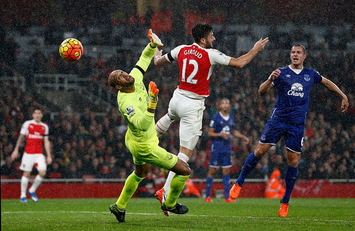 Olivier Giroud skallar hér boltann í netið í dag.