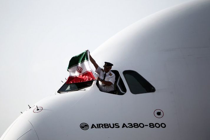 Forseti Íran skrifaði í dag undir risasamning við Airbus sem gerir flugfélögum þar í landi kleyft að endurnýja aldraðan flugflota sinn.