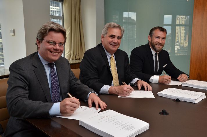 Fabrizio Campelli, yfirmaður fjárfestinga Deutche Bank, Paul Bisaro, forstjóri Watson og Björgólfur Thor Björgólfsson, stjórnarformaður Novator undirrita samninginn.