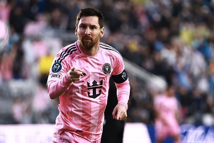 Lionel Messi fagnar tímamótamarki sínu í gærkvöld, númer 900, í Fort Lauderdale í Flórída.
