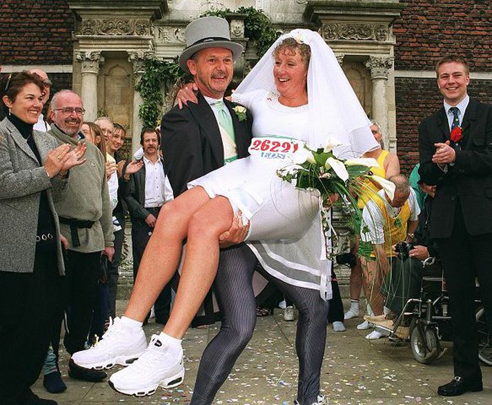 Þetta par kaus að gifta sig og tilheyrir hópi sem fer minnkandi. nordicphotos/AFP