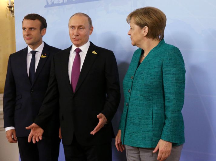 Macron, Pútín og Merkel í morgun.