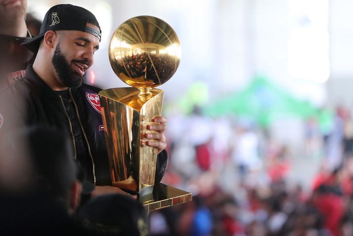 Drake er mikill íþróttaáhugamaður og harður stuðningsmaður NBA liðsins Toronto Raptors. Hér er hann með bikarinn eftir að Raptors menn urðu NBA-meistarar 2019.