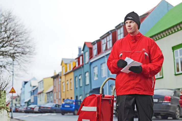 Bréfberi að störfum. Pokinn léttist þó með hverju árinu.