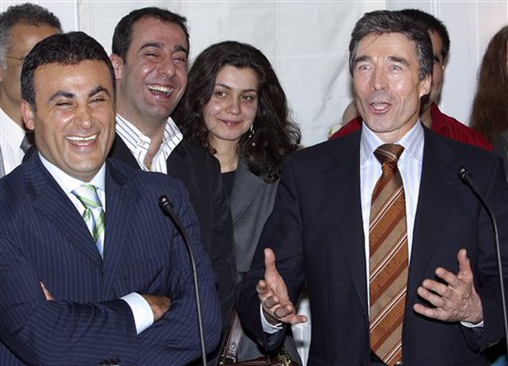 Anders Fogh Rasmussen, forsætisráðherra Danmerkur, slær á létta strengi eftir fund sinn með Lýðræðissinnuðum múslímum.
