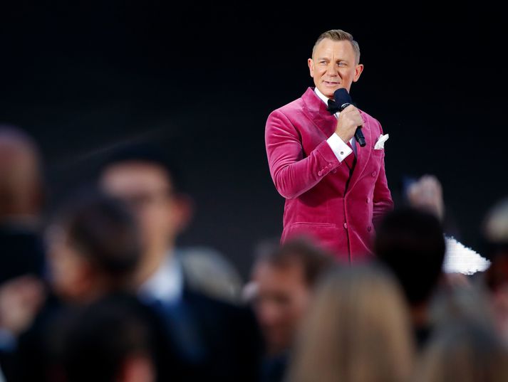 Daniel Craig vakti athygli í bleikum jakka á heimsfrumsýningu í Royal Albert Hall í lok september. Í dag er stóri dagurinn á Íslandi.