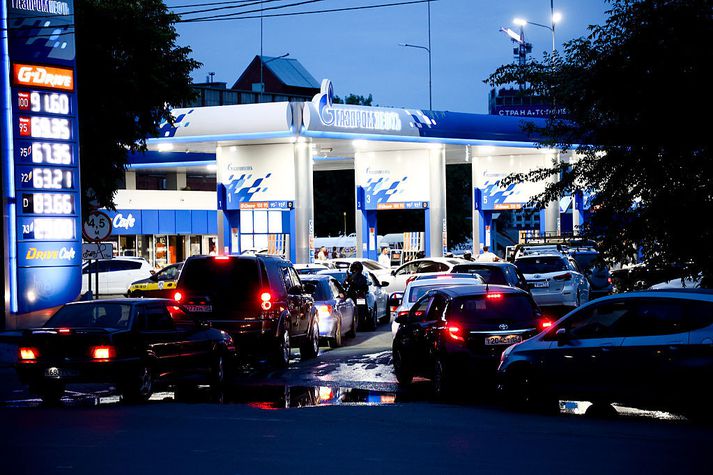 Langar biðraðir hafa myndast á bensínstöðvum í kjölfar árása Úkraínumanna.