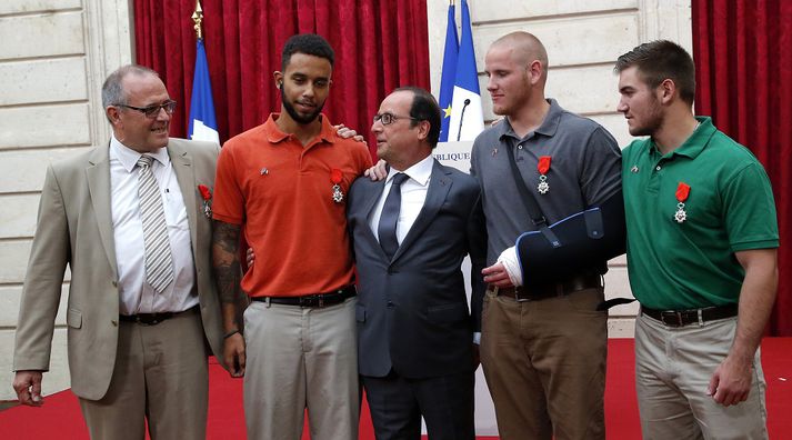 Francois Hollande ásamt þeim Spencer Stone, Alek Skarlatos, Anthony Sadler og Chris Norman.