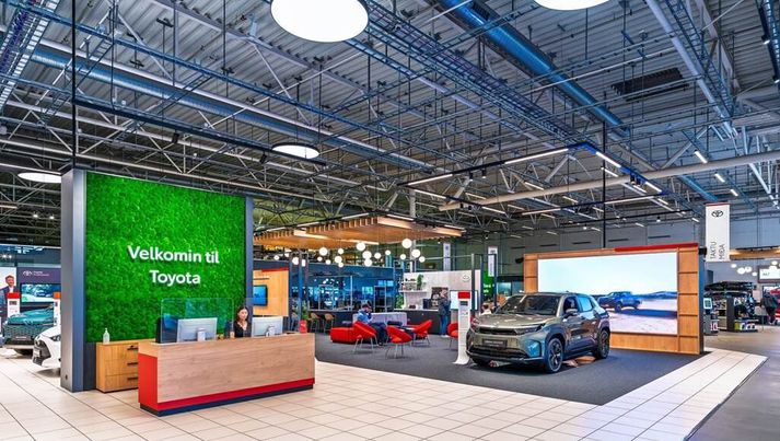 Endurnýjaður sýningarsalur Toyota í Kauptúni tengir saman móttöku, ráðgjöf, stafræna miðlun og kynningu á bílum og þjónustu. 