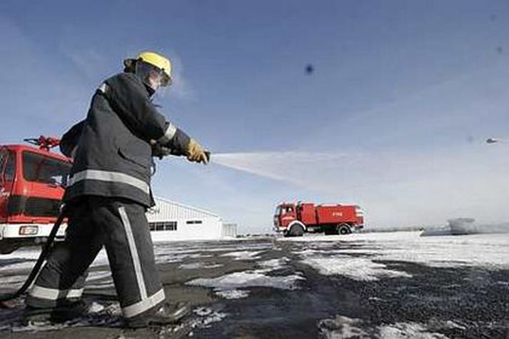Slökkviliðið fékk tilkynningu frá nágranna um fjögur leitið, að reyk legði frá húsinu og rúður væru orðnar svartar á neðri hæðinni.
