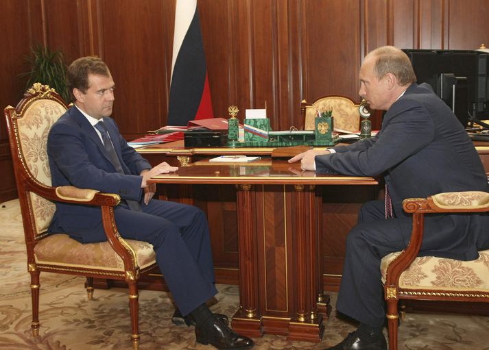 Medvedev virðist óðfús láta Pútín, fyrrum yfirmanni sínum, meiri völd í té.