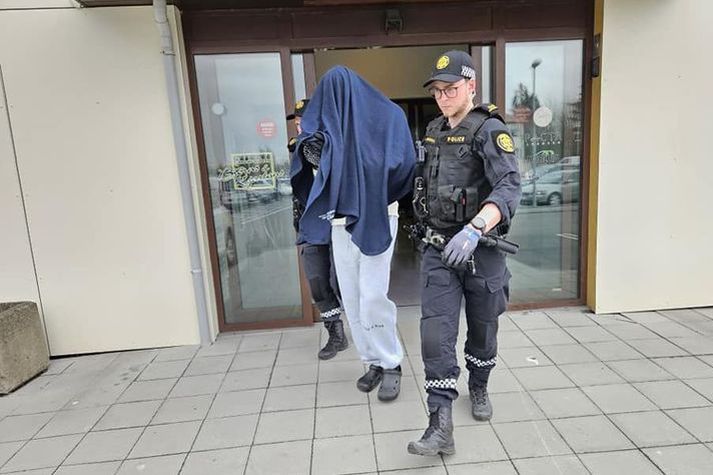 Lögregla hefur borið fyrir sig að brýnir rannsóknarhagsmunir hafi verið í húfi.