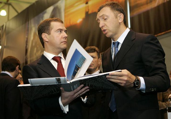 Dmitrí Medvedev, forsætisráðherra Rússlands, og Oleg Deripaska ræða málin. Markaðurinn/AFP