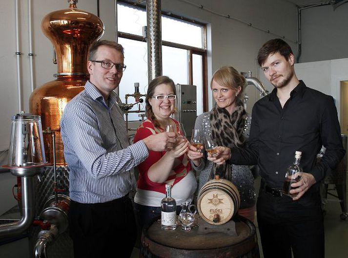 F.v. Haraldur Þorkelsson stofnandi Eimverk Distillery, Eva María Sigurbjörnsdóttir, Sigrún Jenný Barðadóttir og Egill Gauti Þorkelsson vinna að framleiðslunni.