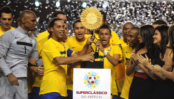 Ronaldinho tók við bikarnum í nótt.