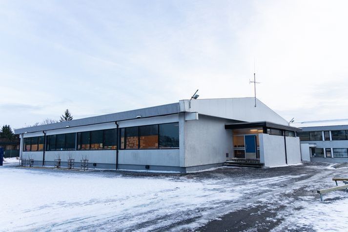 Það virðist ekki eiga af nemendum við Fossvogsskóla að ganga. Eftir langa baráttu við myglu lak glænýtt þak skólans í mikilli úrkomu á dögunum.