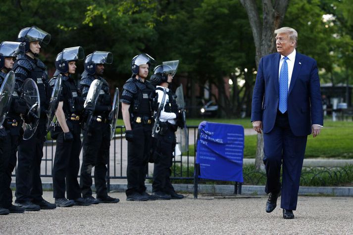 Trump heldur því fram enn þann dag í dag að kosningasvik hafi kostað hann endurkjör í nóvember. Á síðustu vikum sínum í embætti reyndi hann að fá dómsmálaráðuneytið til þess að rannsaka stoðlausar ásakanir um slík svik.