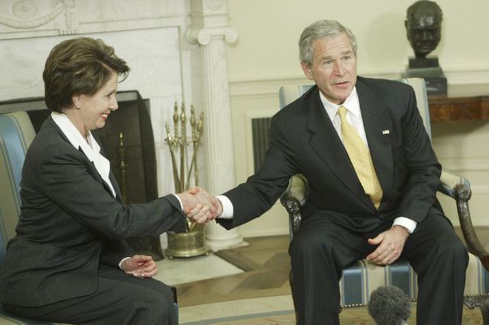 Pelosi og Bush. Þau tókust í hendur eftir kosningasigur demókrata í nóvember.