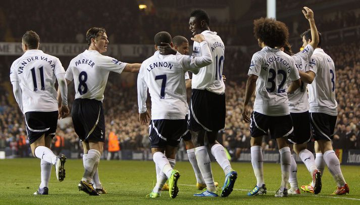 Emmanuel Adebayor fagnar í kvöld.