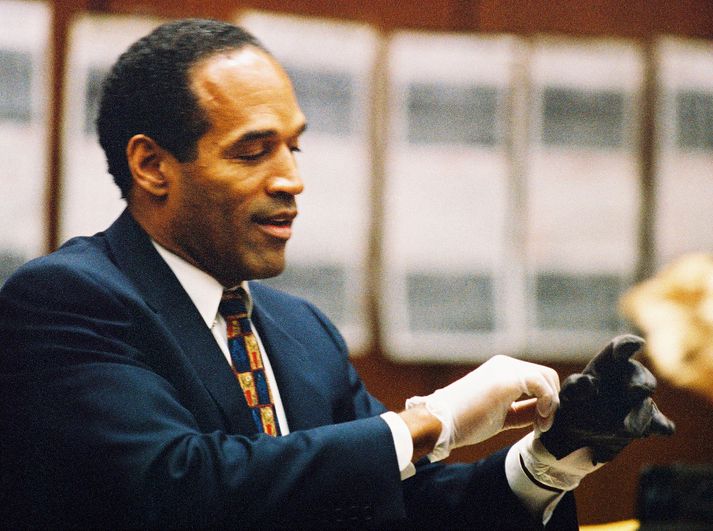 O.J. Simpson var sýknaður af ákæru um að hafa myrt Nicole Brown Simpson og Ron Goldman.