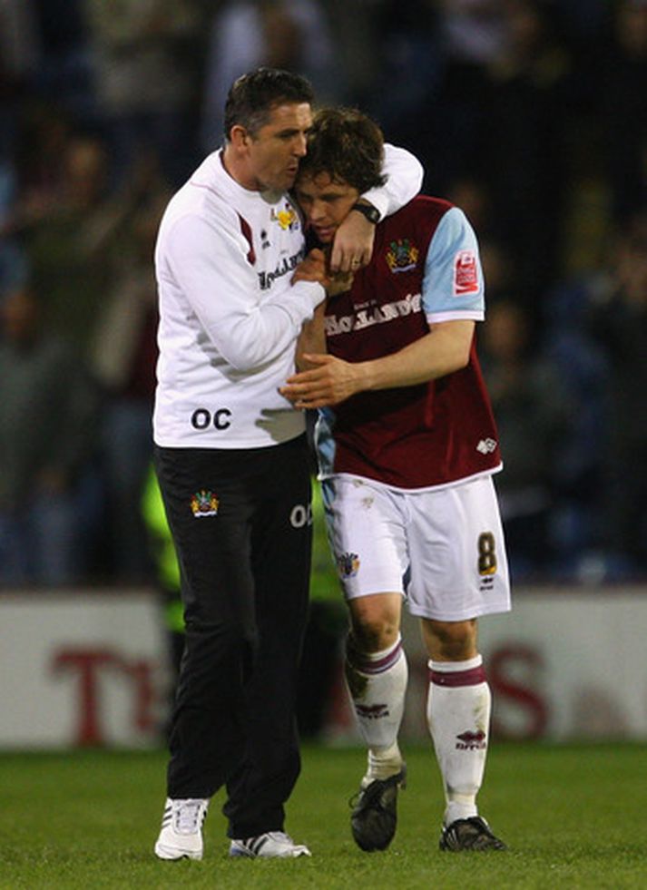 Jóhannes Karl ásam knattspyrnustjóranum Owen Coyle hjá Burnley.