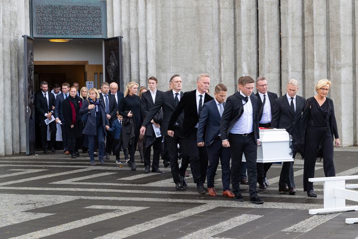 Kista Atla borinn út úr Hallgrímskirkju í dag. Meðal kistubera voru sonur hans Egill Atlason og Guðmundur Hreiðarsson markvörður og vinur Atla.