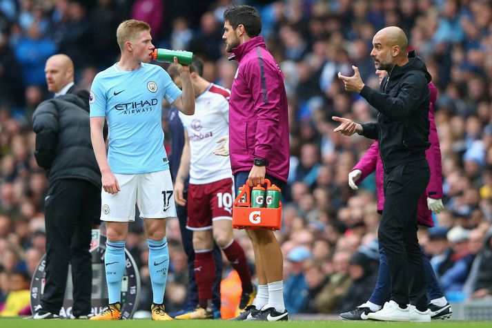 Guardiola gefur De Bruyne skipanir í leiknum í dag.