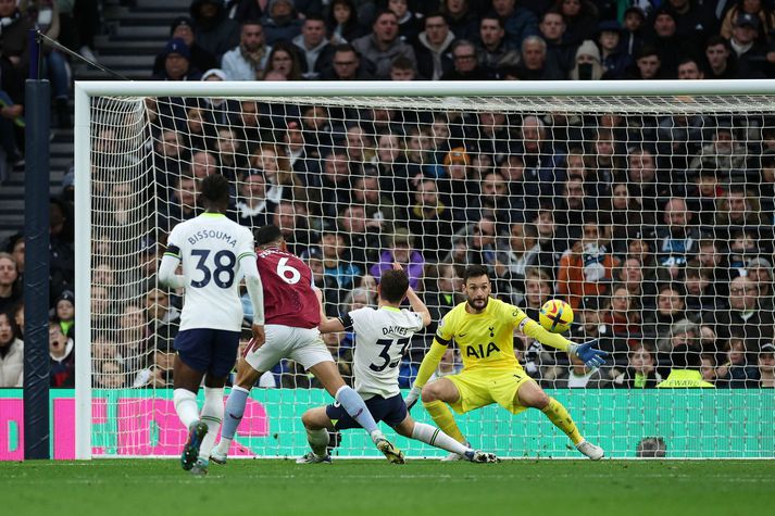 Douglas Luiz skorar hér seinna mark Aston Villa gegn Tottenham í dag.