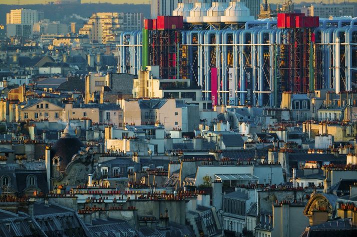 Bygging Pompidou-safnsins í París var hönnuð af arkitektunum Renzo Piano og Richard Rogers og opnaði árið 1977.