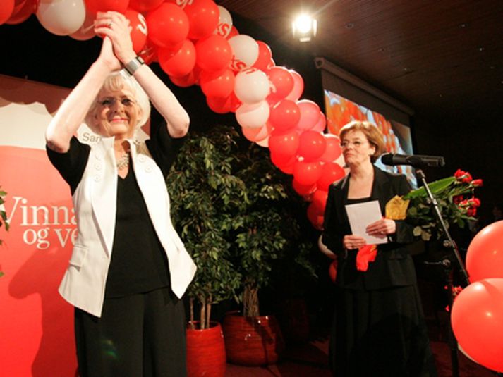 Margrét er hér með Jóhönnu Sigurðardóttir, formanni Samfylkingarinnar, á kosningavöku flokksins 25. apríl sl.