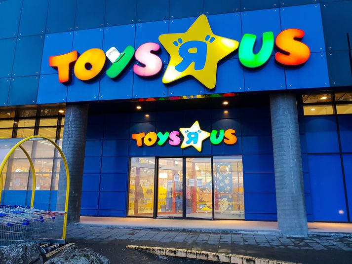 Toys R' Us rekur meðal annars verslun á Smáratorgi.