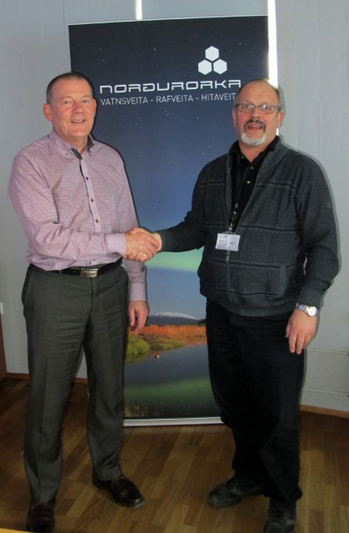 Frá undirritun samningsins Helgi Jóhannesson forstjóri Norðurorku og Þorsteinn E Arnórsson formaður stjórnar Iðnaðarsafnsins á Akureyri.