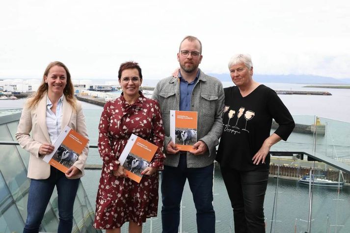 Frá vinstri: Hrönn Ólína Jörundsdóttir forstjóri Matvæalstofnunar, Bjarkey Olsen Gunnarsdóttir matvælaráðherra, Trausti Hjálmarsson formaður bændasamtakanna og Sigurborg Daðadóttir yfirdýralæknir.