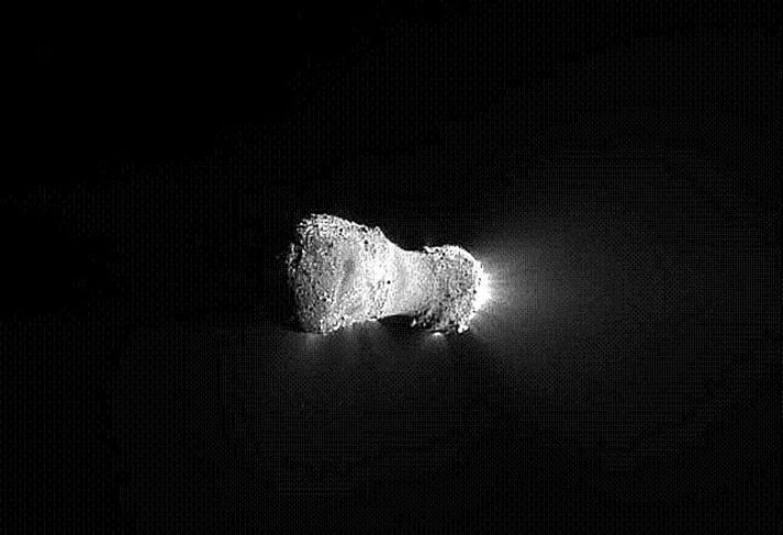 Deep Impact tók þessa mynd um það leyti þegar geimfarið var hvað næst halastjörnunni á fimmtudaginn klukkan 13.59.mynd/nasa/jpl/umd