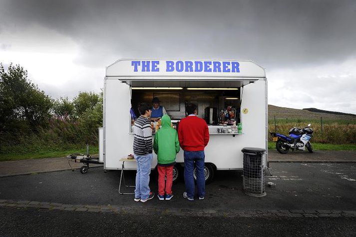 Á mörkum Skotlands og Englands stendur þessi pylsuvagn, The Borderer, þar sem ferðalangar geta fengið sér pylsur og hamborgara.