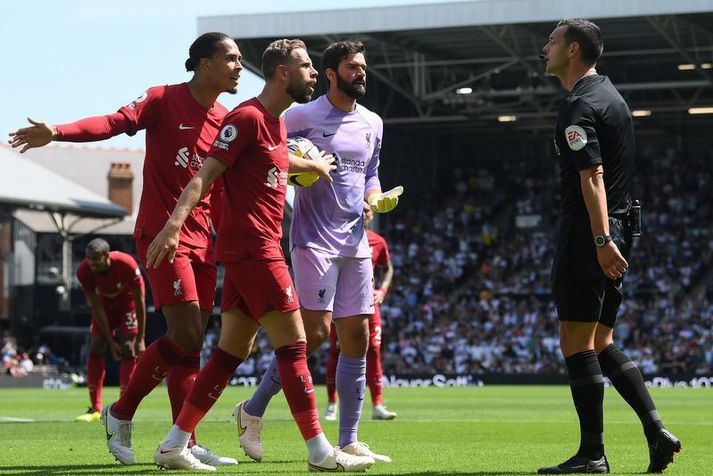 Virgil van Dijk, Jordan Henderson og Alisson Becker mótmæla vítaspyrnudómi Andy Madley í leiknum á móti Fulham um helgina.