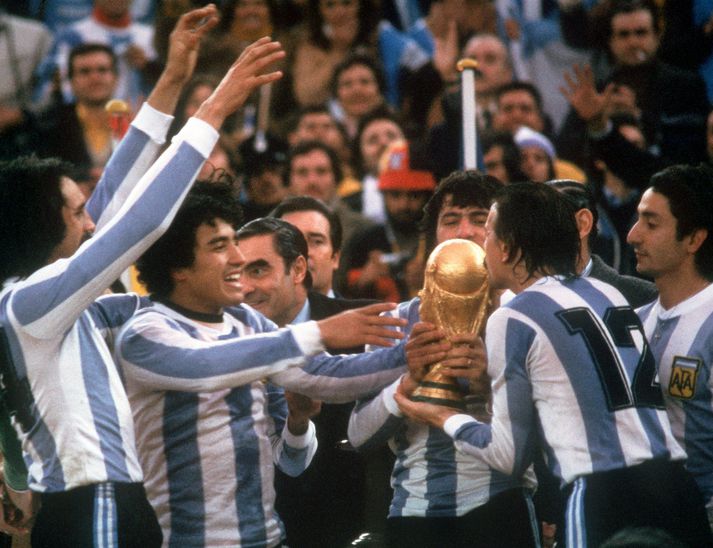 Argentínsku leikmennirnir fagna heimsmeistaratitlinum sem þeir unnu á heimavelli sumarið 1978.